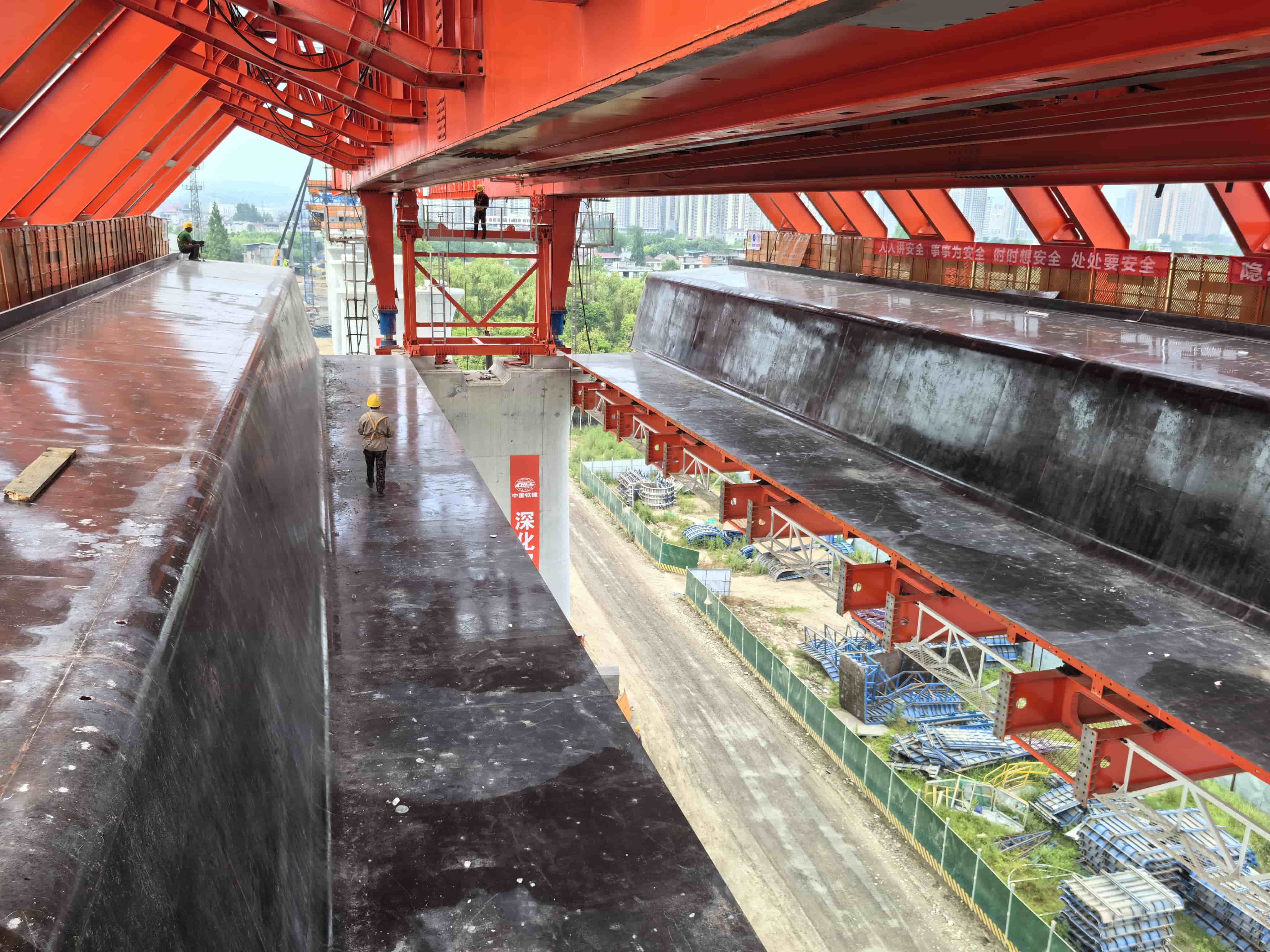 架桥机安装后的调试过程 山东淄博移动模架出租公司